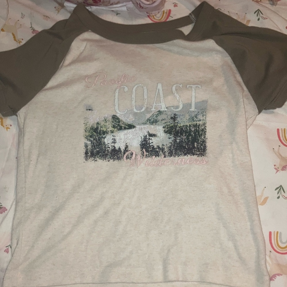 Arizona Jean Company Blue and Cream Crop Top with Graphic Print